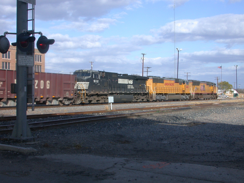 NS 9112  9Oct2008  EB sliding past the yard office 